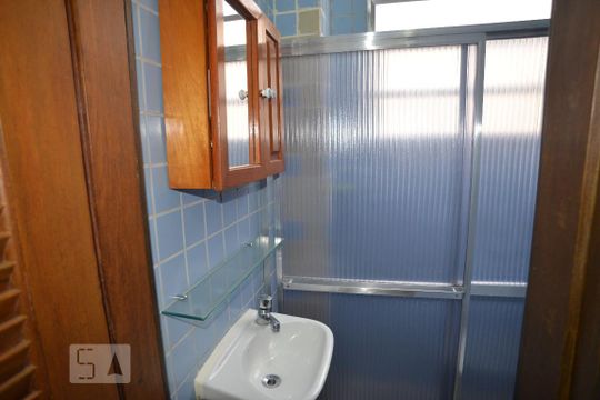 Banheiro de kitnet/studio para alugar com 1 quarto, 27m² em Flamengo, Rio de Janeiro