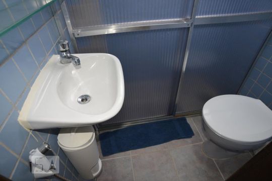 Banheiro de kitnet/studio para alugar com 1 quarto, 27m² em Flamengo, Rio de Janeiro