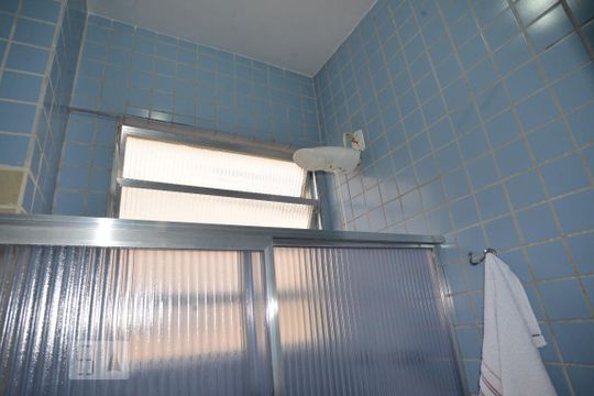 Banheiro de kitnet/studio para alugar com 1 quarto, 27m² em Flamengo, Rio de Janeiro