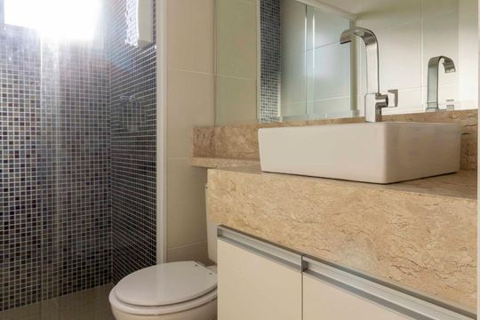 Banheiro  de apartamento à venda com 2 quartos, 52m² em Vila Paranaguá, São Paulo