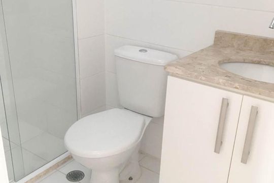 Banheiro de apartamento à venda com 2 quartos, 53m² em Guaiaúna, São Paulo