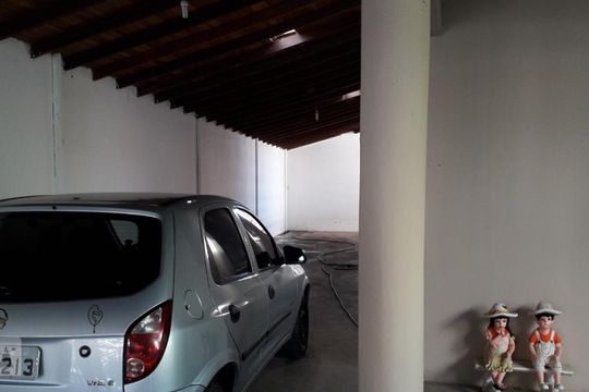 Garagem de casa à venda com 3 quartos, 620m² em Ferreira, São Paulo