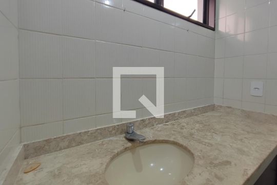 Banheiro de apartamento à venda com 1 quarto, 54m² em Centro, Campinas
