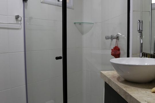 Banheiro de apartamento à venda com 2 quartos, 68m² em Jardim Henriqueta, Taboão da Serra