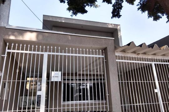 Fachada de casa à venda com 3 quartos, 190m² em Vila Ivone, São Paulo