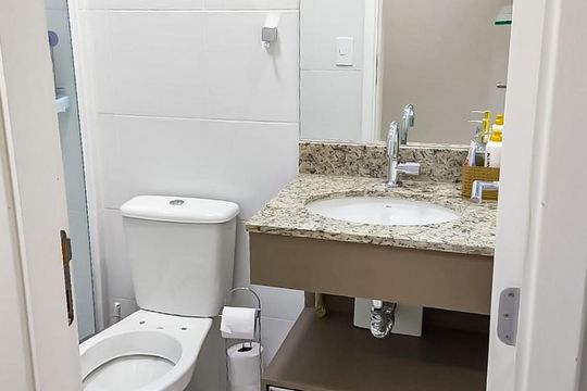 Banheiro de apartamento à venda com 2 quartos, 60m² em Jardim das Vertentes, São Paulo