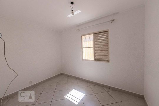 Quarto 1 de casa para alugar com 2 quartos, 120m² em Vila Ivone, São Paulo