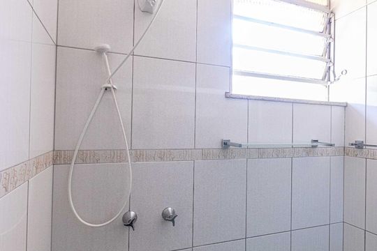 Banheiro Social de casa para alugar com 2 quartos, 120m² em Vila Ivone, São Paulo