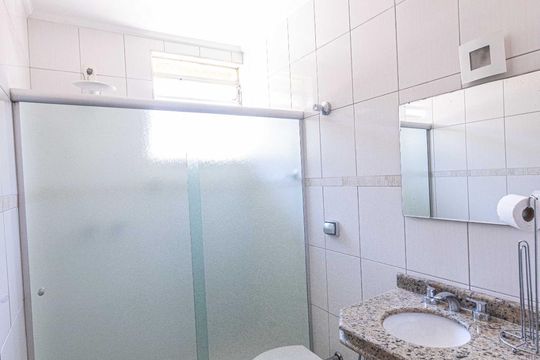 Banheiro Social de casa para alugar com 2 quartos, 120m² em Vila Ivone, São Paulo