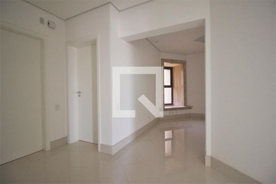 Corredor de apartamento para alugar com 3 quartos, 244m² em Vila Suzana, São Paulo