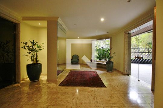Hall de apartamento para alugar com 3 quartos, 244m² em Vila Suzana, São Paulo