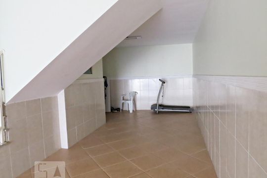 Garagem de casa à venda com 3 quartos, 134m² em Vila Nivi, São Paulo