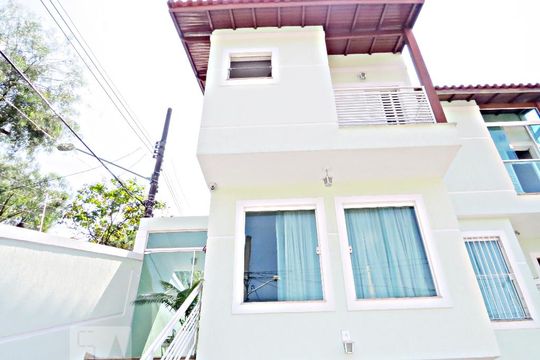 Fachada de casa à venda com 3 quartos, 134m² em Vila Nivi, São Paulo