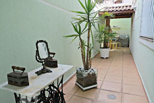 Quintal de casa à venda com 3 quartos, 134m² em Vila Nivi, São Paulo