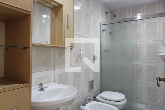 Banheiro Social de apartamento à venda com 3 quartos, 145m² em Moema, São Paulo