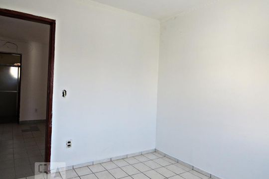 Quarto 2 de casa para alugar com 2 quartos, 100m² em Vila Constança, São Paulo