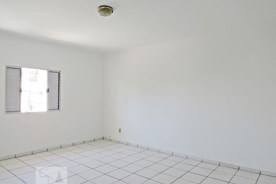 Quarto 1 de casa para alugar com 2 quartos, 100m² em Vila Constança, São Paulo