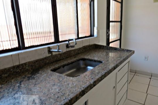 Pia de casa para alugar com 2 quartos, 100m² em Vila Constança, São Paulo