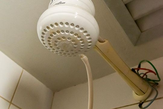 Chuveiro de apartamento para alugar com 2 quartos, 55m² em Guará I, Brasília