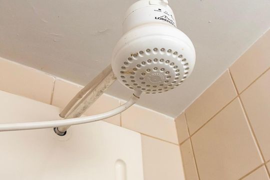 Chuveiro de apartamento para alugar com 2 quartos, 55m² em Guará I, Brasília