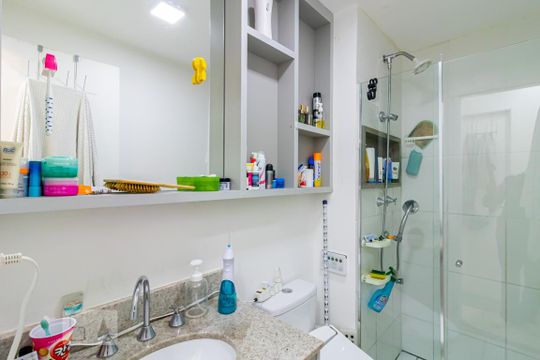 Banheiro de apartamento à venda com 2 quartos, 55m² em Vila Clementino, São Paulo