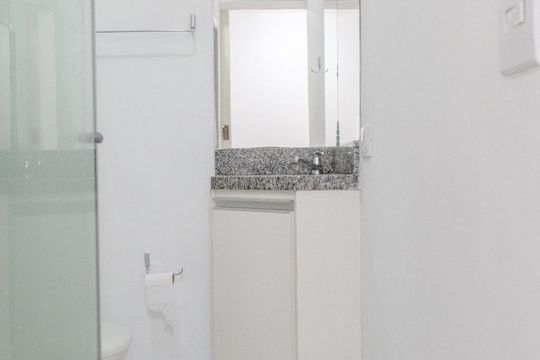 Banheiro de kitnet/studio à venda com 1 quarto, 33m² em República, São Paulo