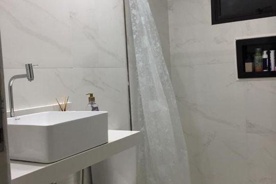Banheiro de apartamento para alugar com 2 quartos, 69m² em Jardim Henriqueta, Taboão da Serra