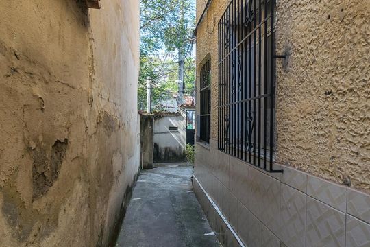 Corredor de acesso ao prédio de apartamento para alugar com 2 quartos, 60m² em Ramos, Rio de Janeiro