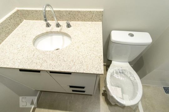 Banheiro de kitnet/studio para alugar com 1 quarto, 27m² em Jardim Paulistano, São Paulo