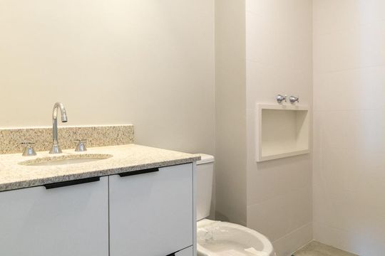 Banheiro de kitnet/studio para alugar com 1 quarto, 27m² em Jardim Paulistano, São Paulo