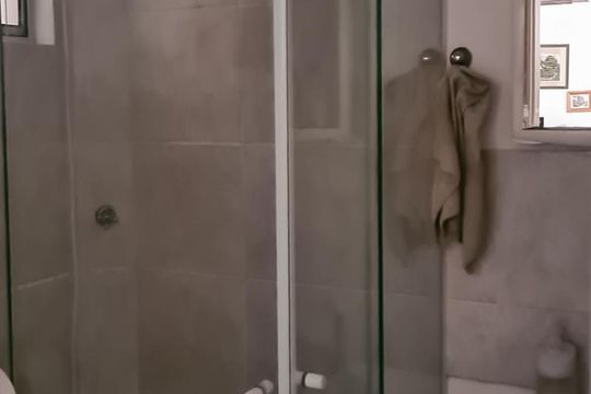 Banheiro de apartamento à venda com 2 quartos, 43m² em Vila Nova, Porto Alegre