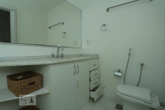Banheiro da Suíte de apartamento para alugar com 3 quartos, 100m² em Copacabana, Rio de Janeiro
