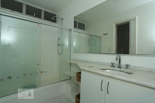 Banheiro da Suíte de apartamento para alugar com 3 quartos, 100m² em Copacabana, Rio de Janeiro
