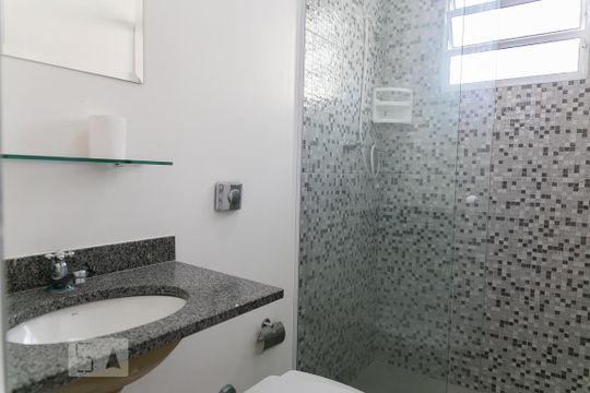 Banheiro de kitnet/studio para alugar com 1 quarto, 22m² em Ipiranga, São Paulo