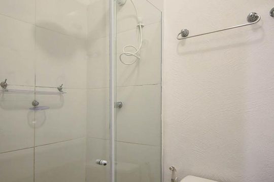 Banheiro de kitnet/studio para alugar com 1 quarto, 35m² em Real Parque, São Paulo
