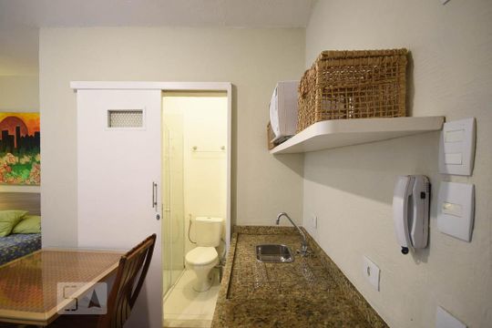 Cozinha de kitnet/studio para alugar com 1 quarto, 35m² em Real Parque, São Paulo