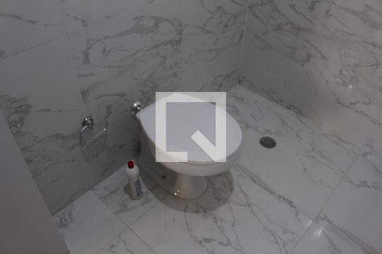 Banheiro de casa para alugar com 3 quartos, 250m² em Jardim Ivone, São Paulo