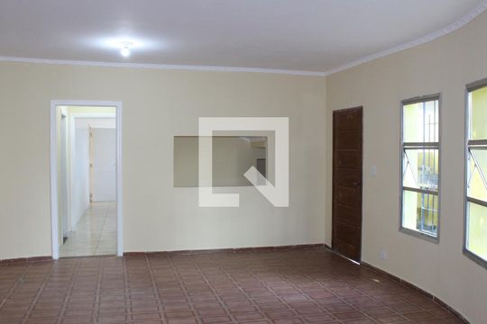 Casa para alugar com 3 quartos, 250m² em Jardim Ivone, São Paulo