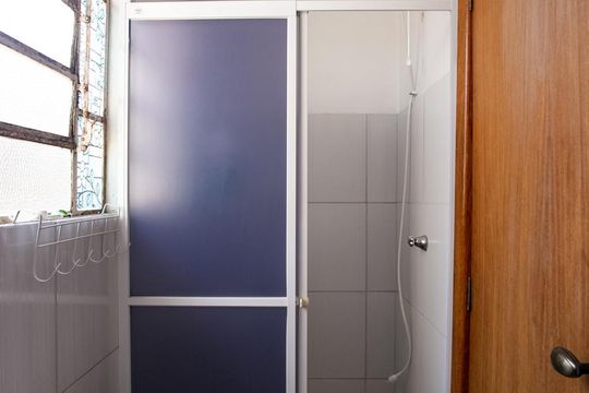 Banheiro 2 de casa à venda com 4 quartos, 111m² em Glória, Porto Alegre
