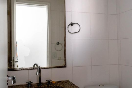 Banheiro  de apartamento à venda com 2 quartos, 54m² em Vila Zilda, São Paulo