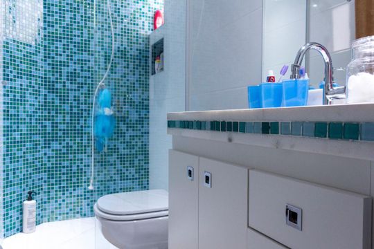 Banheiro social de apartamento à venda com 2 quartos, 60m² em Vila das Mercês, São Paulo