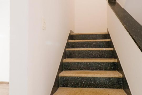 Escada de casa para alugar com 3 quartos, 180m² em Jardim Vera Cruz, São Paulo