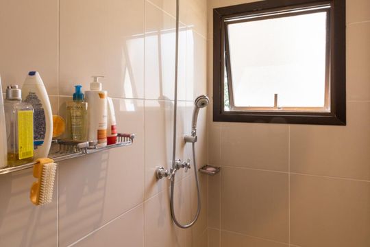 Banheiro Suite 1 de apartamento à venda com 2 quartos, 120m² em Itaim Bibi, São Paulo