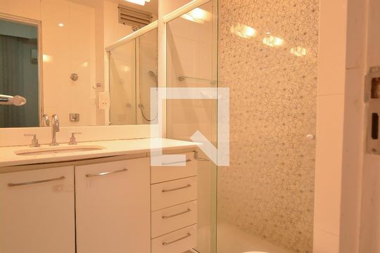 Banheiro da suíte de apartamento à venda com 3 quartos, 85m² em Humaitá, Rio de Janeiro