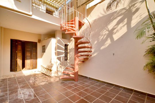 Área Externa de casa para alugar com 2 quartos, 120m² em Vila Anglo Brasileira, São Paulo