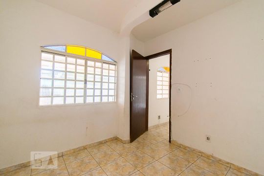 Quarto 01 de casa para alugar com 2 quartos, 75m² em Samambaia Sul (samambaia), Brasília