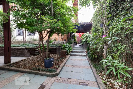 Entrada de casa para alugar com 3 quartos, 310m² em Parque Colonial, São Paulo