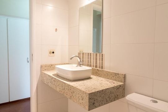 Banheiro social de apartamento à venda com 3 quartos, 97m² em Jardim Barbosa, Guarulhos