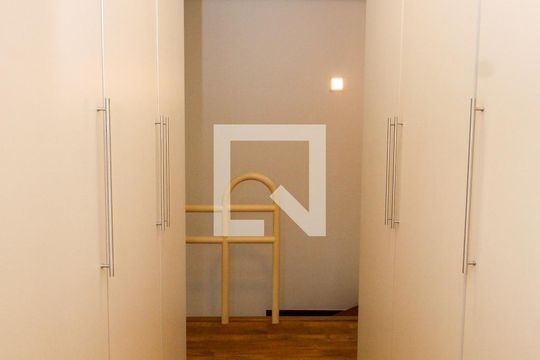 Closet da suíte de apartamento para alugar com 1 quarto, 60m² em Jardim Fonte do Morumbi, São Paulo