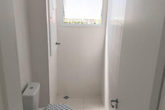 Banheiro de apartamento à venda com 2 quartos, 53m² em Residencial Alexandria, Várzea Paulista